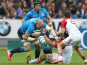 Rbs Sei Nazioni 2016, round 1, Parigi, Stade de France 06/02/2016, Francia v Italia, una carica di Parisse con Minto in sostegno.